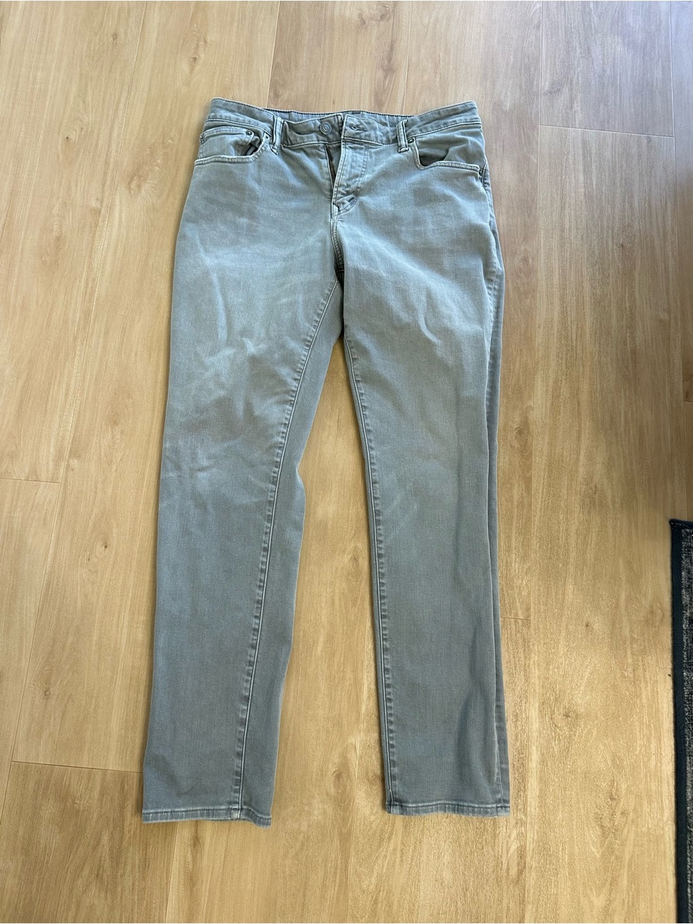 Men’s American Eagle  Slim Straight Jeans in Light Gray